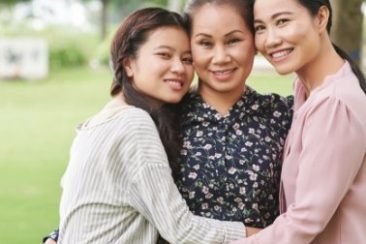 happy-family-CTP93LQ.jpg Familia de mujeres sonrientes